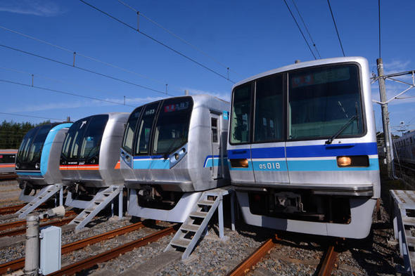 澄んだ青空のもと輝きを見せる車両たち